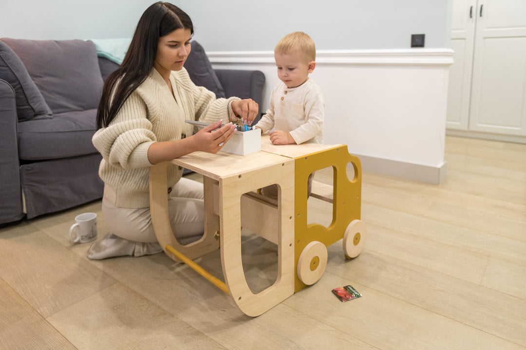 Køkkentrappe / montessori-læringstårn: bord, stol og trappe i ét til barn, safari og naturfarvet