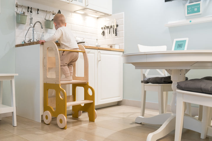 Køkkentrappe / montessori-læringstårn: bord, stol og trappe i ét til barn, safari og naturfarvet