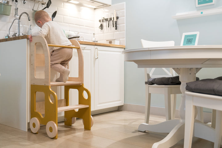 Køkkentrappe / montessori-læringstårn: bord, stol og trappe i ét til barn, safari og naturfarvet