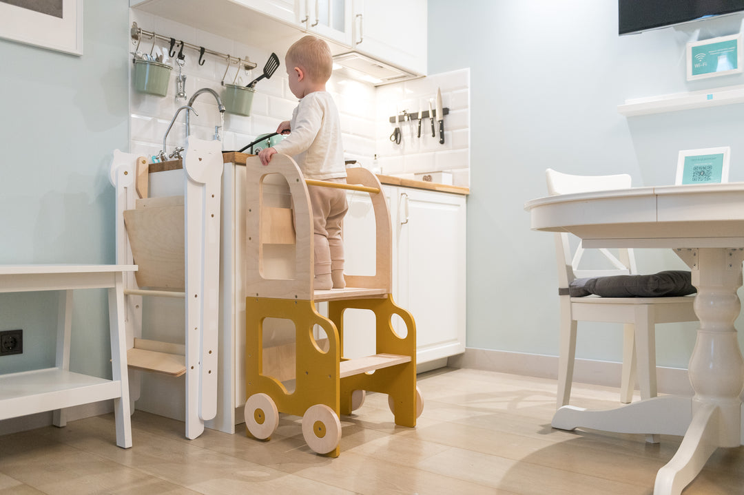 Køkkentrappe / montessori-læringstårn: bord, stol og trappe i ét til barn, safari og naturfarvet