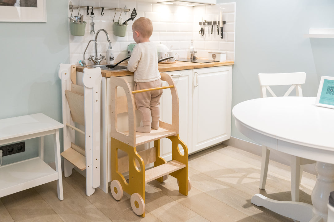 Køkkentrappe / montessori-læringstårn: bord, stol og trappe i ét til barn, safari og naturfarvet