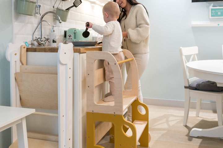 Køkkentrappe / montessori-læringstårn: bord, stol og trappe i ét til barn, safari og naturfarvet