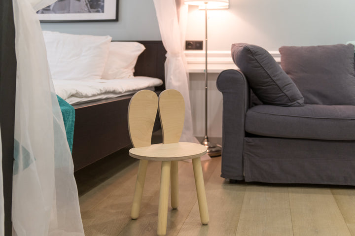 Bord og stol til barn med nuttet kaninøre-desig, naturfarvet, lakeret træ