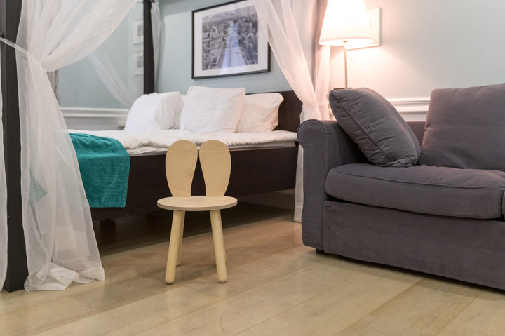 Bord og stol til barn med nuttet kaninøre-desig, naturfarvet, lakeret træ