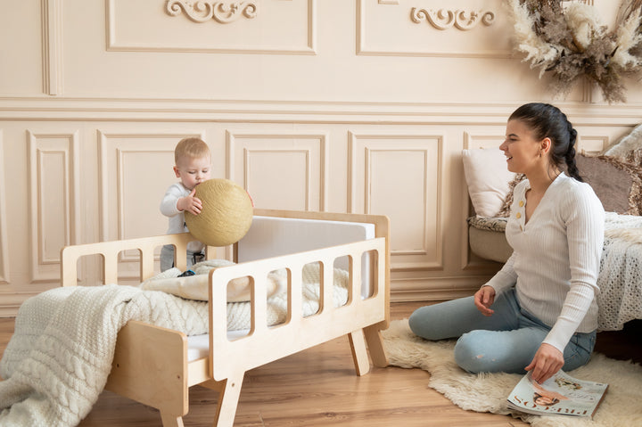 Smart børneseng der vokser med, naturfarvet