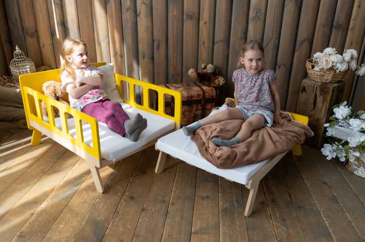 Smart børneseng der vokser med, gul