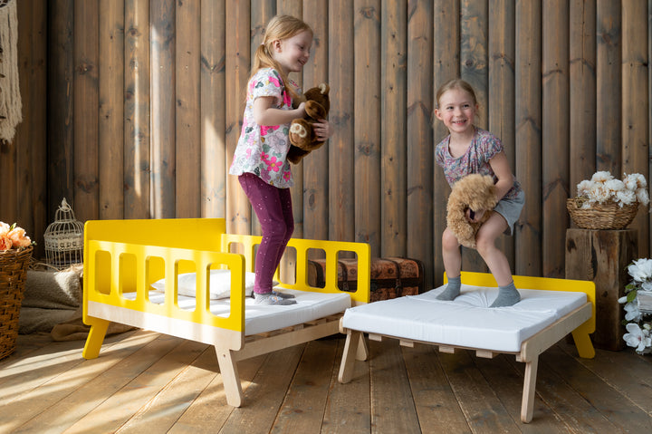 Smart børneseng der vokser med, gul