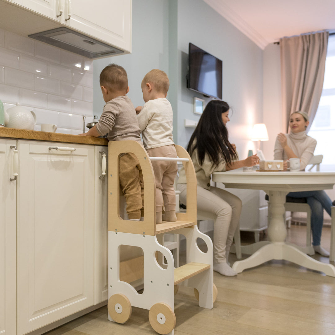 Køkkentrappe / montessori-læringstårn: bord, stol og trappe i ét til barn, hvid og naturfarvet