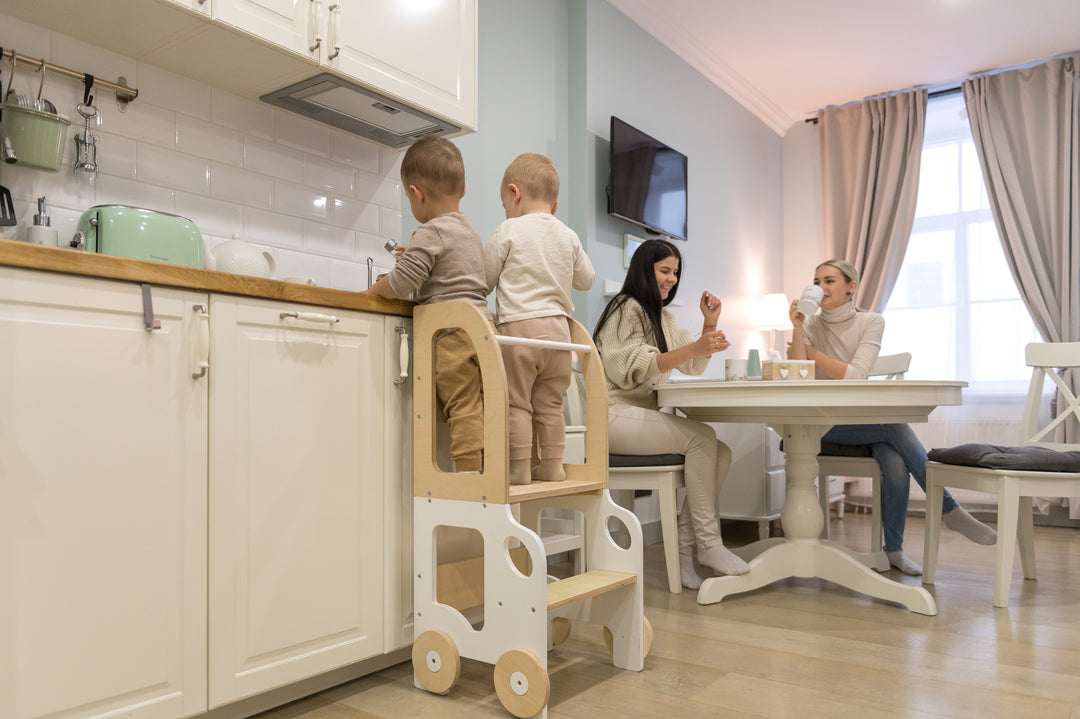 Køkkentrappe / montessori-læringstårn: bord, stol og trappe i ét til barn, hvid og naturfarvet