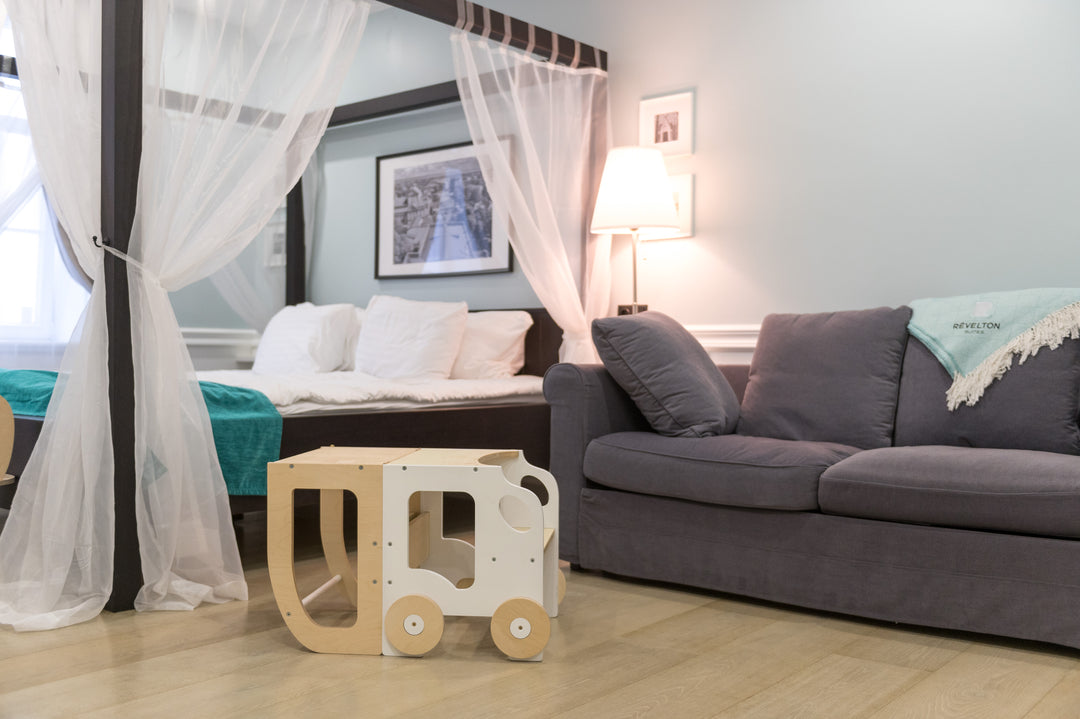 Køkkentrappe / montessori-læringstårn: bord, stol og trappe i ét til barn, hvid og naturfarvet