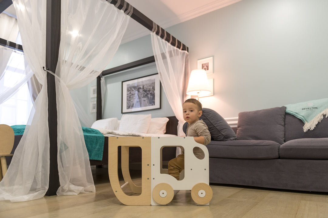 Køkkentrappe / montessori-læringstårn: bord, stol og trappe i ét til barn, hvid og naturfarvet