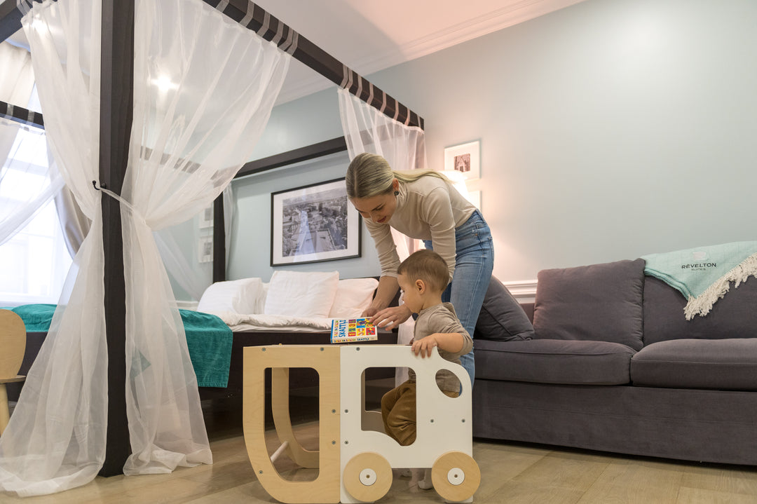 Køkkentrappe / montessori-læringstårn: bord, stol og trappe i ét til barn, hvid og naturfarvet