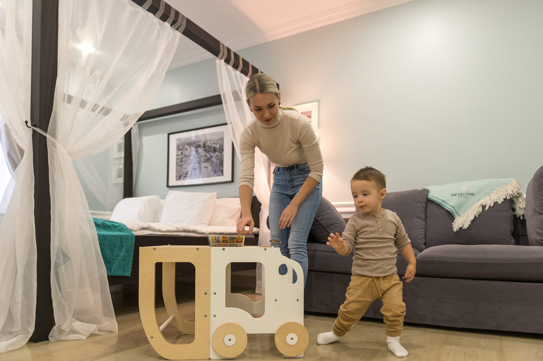 Køkkentrappe / montessori-læringstårn: bord, stol og trappe i ét til barn, hvid og naturfarvet