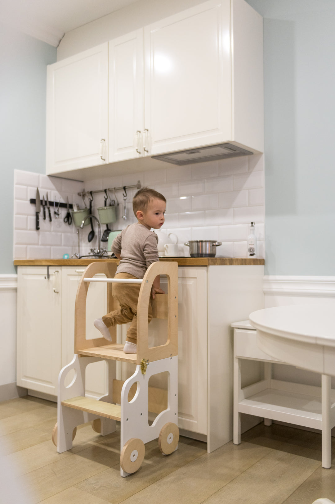Køkkentrappe / montessori-læringstårn: bord, stol og trappe i ét til barn, hvid og naturfarvet