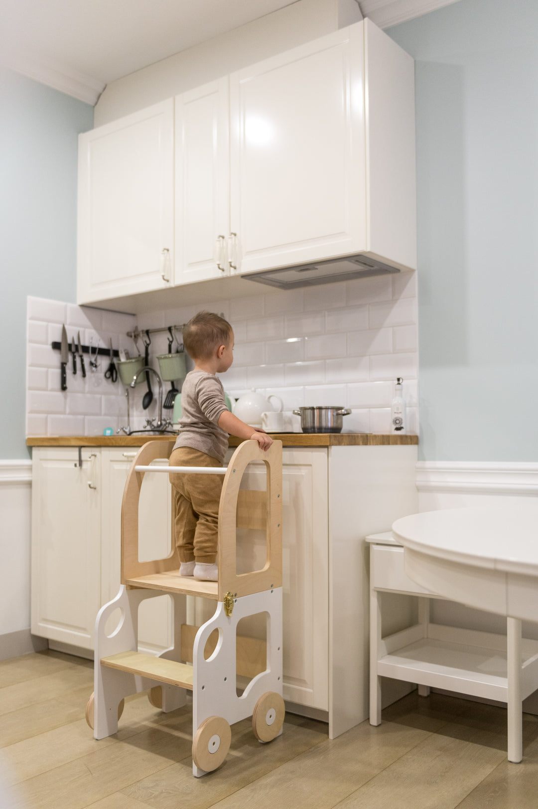 Køkkentrappe / montessori-læringstårn: bord, stol og trappe i ét til barn, hvid og naturfarvet