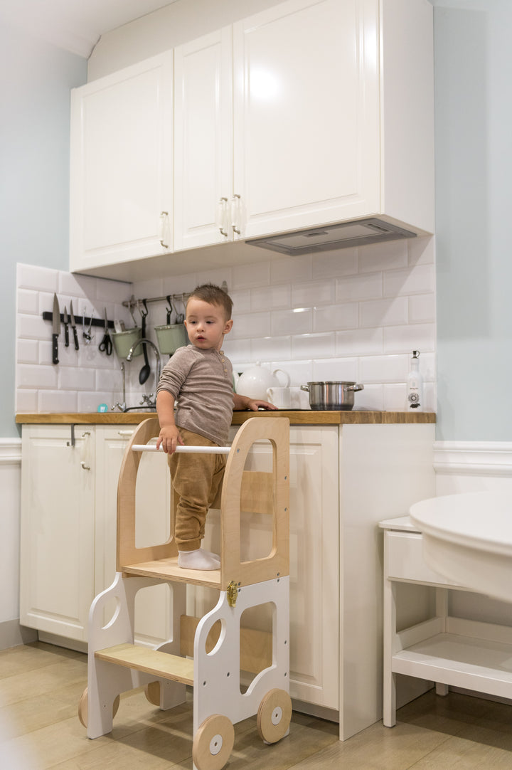Køkkentrappe / montessori-læringstårn: bord, stol og trappe i ét til barn, hvid og naturfarvet