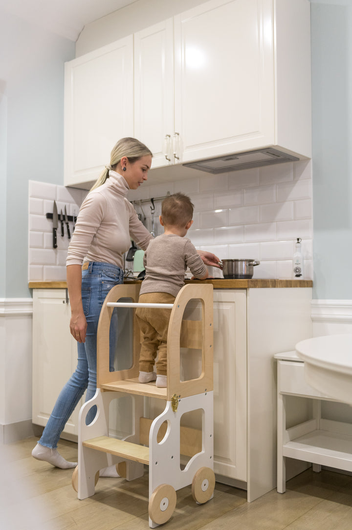 Køkkentrappe / montessori-læringstårn: bord, stol og trappe i ét til barn, hvid og naturfarvet