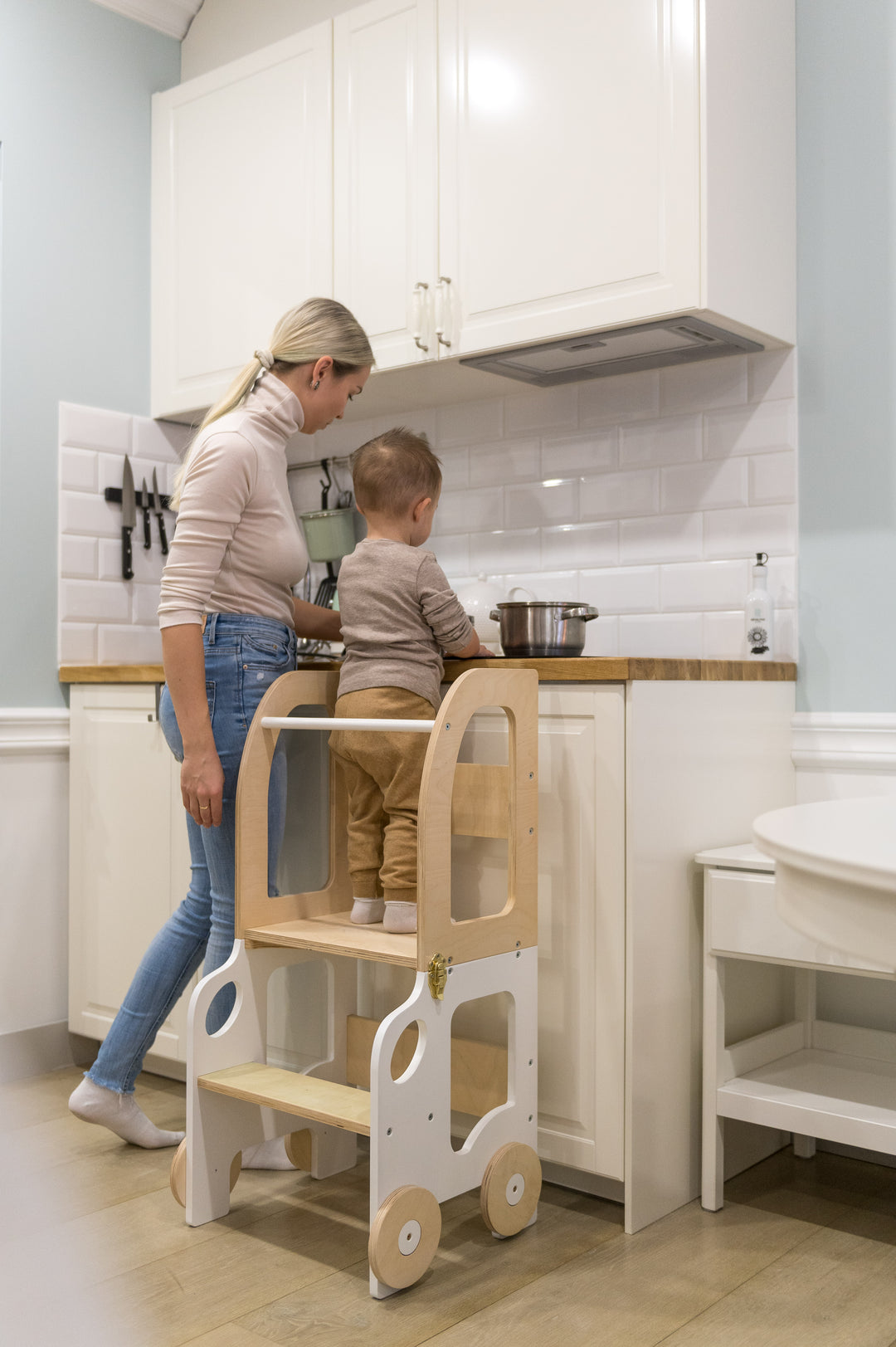 Køkkentrappe / montessori-læringstårn: bord, stol og trappe i ét til barn, hvid og naturfarvet
