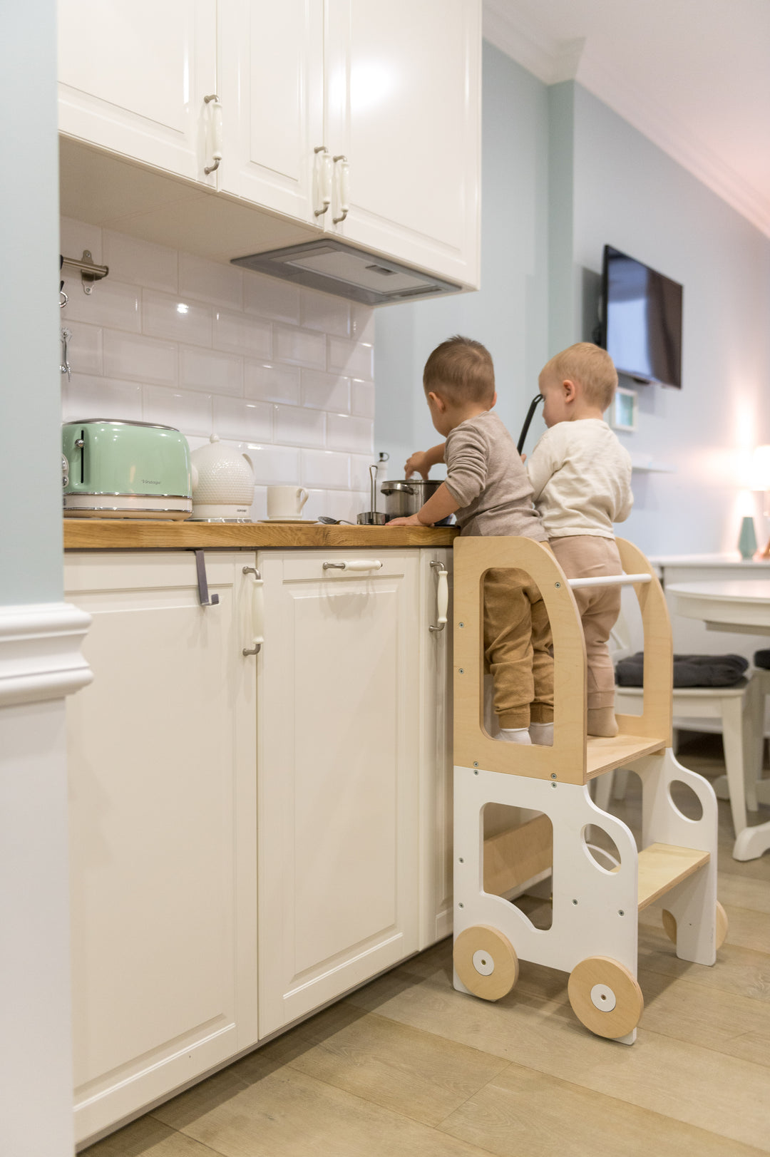 Køkkentrappe / montessori-læringstårn: bord, stol og trappe i ét til barn, hvid og naturfarvet