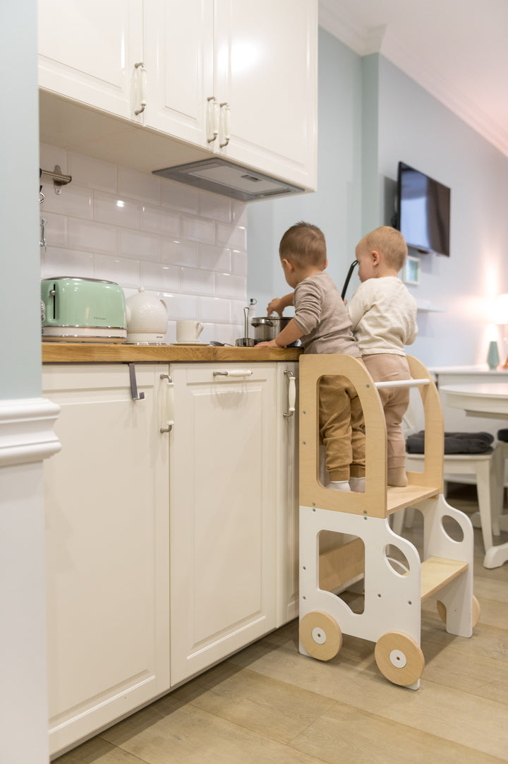 Køkkentrappe / montessori-læringstårn: bord, stol og trappe i ét til barn, hvid og naturfarvet