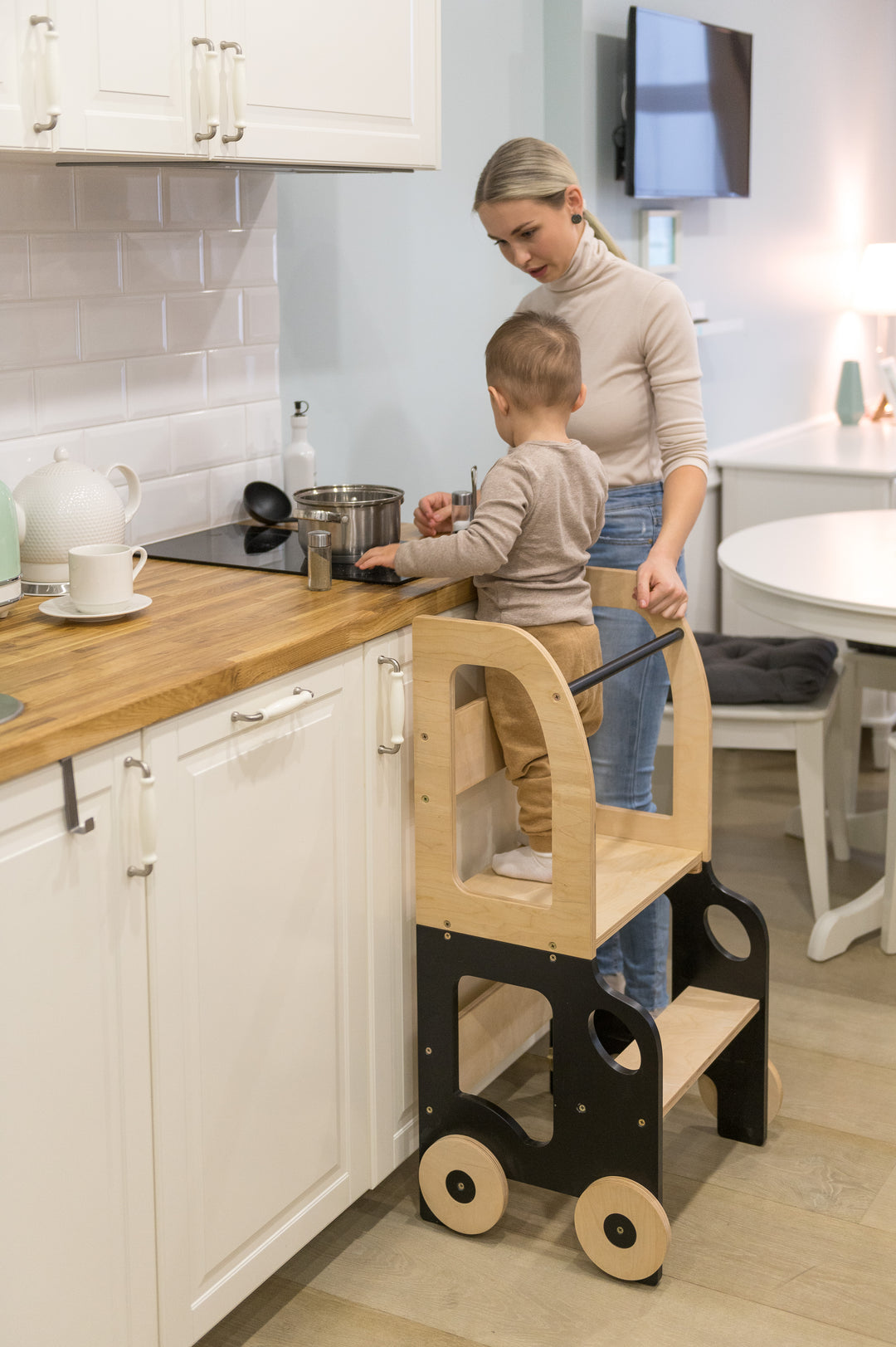 Køkkentrappe / montessori-læringstårn: bord, stol og trappe i ét til barn, sort og naturfarvet