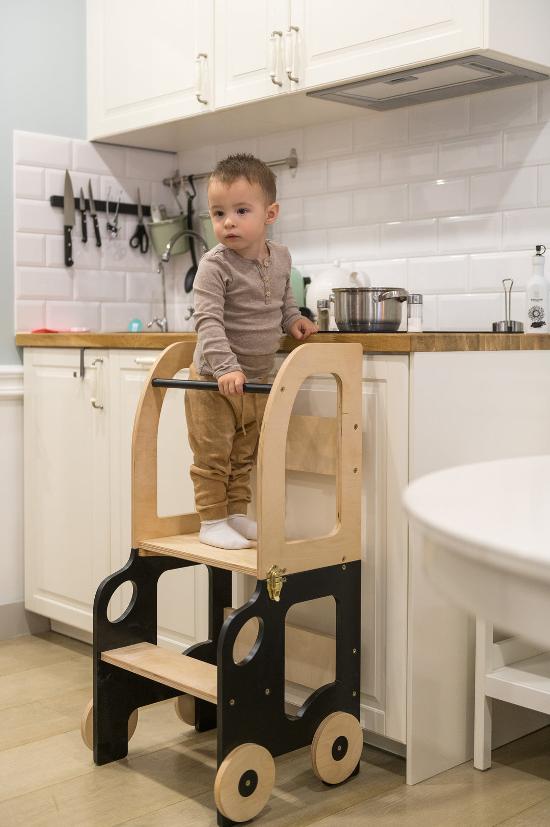 Køkkentrappe / montessori-læringstårn: bord, stol og trappe i ét til barn, sort og naturfarvet