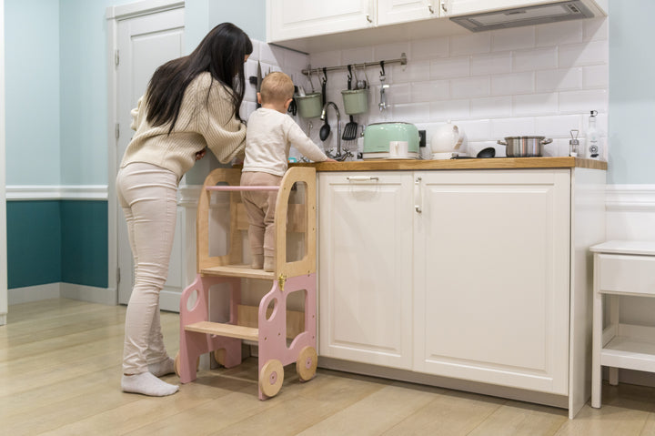 Køkkentrappe / montessori-læringstårn: bord, stol og trappe i ét til barn, pink og naturfarvet