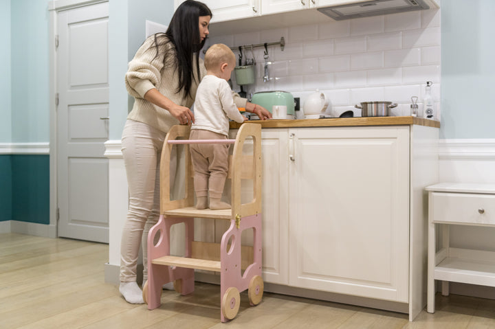 Køkkentrappe / montessori-læringstårn: bord, stol og trappe i ét til barn, pink og naturfarvet