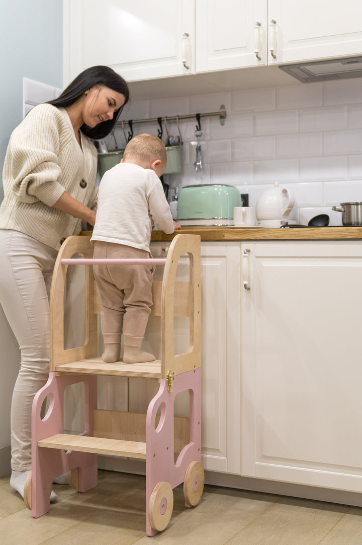 Køkkentrappe / montessori-læringstårn: bord, stol og trappe i ét til barn, pink og naturfarvet