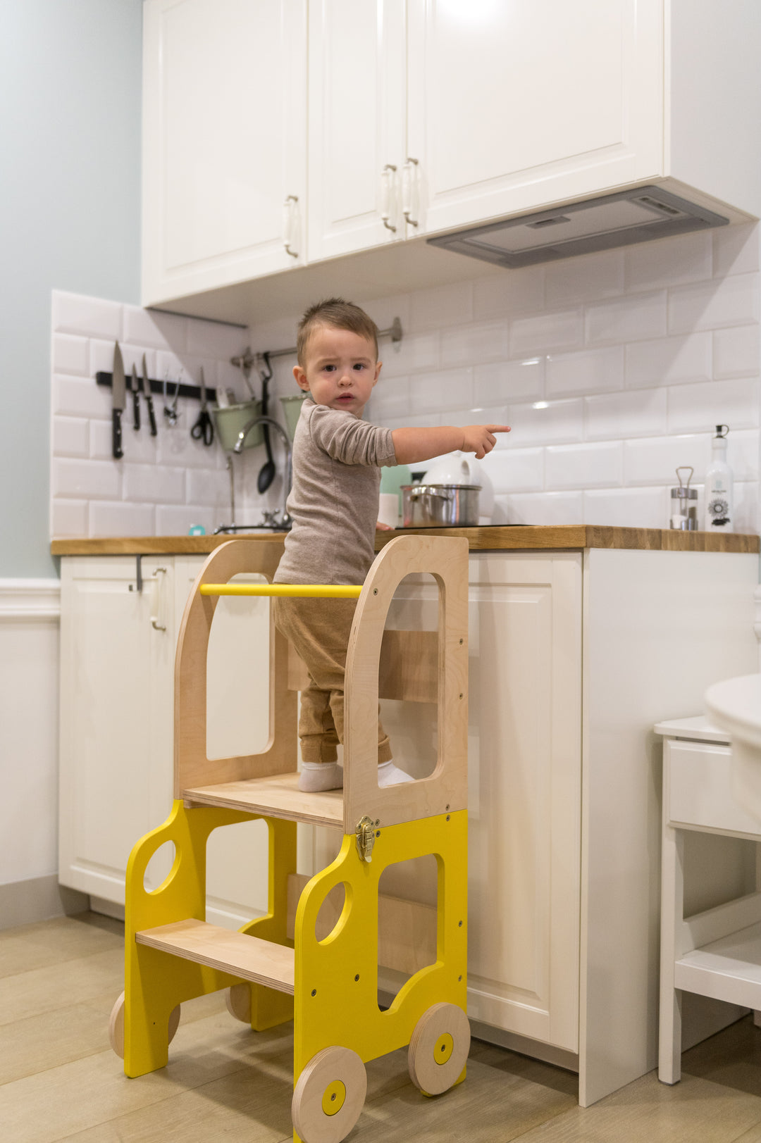 Køkkentrappe / montessori-læringstårn: bord, stol og trappe i ét til barn, gul og naturfarvet