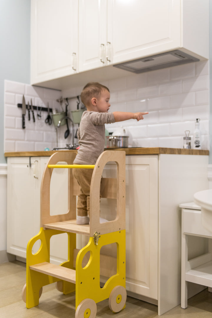 Køkkentrappe / montessori-læringstårn: bord, stol og trappe i ét til barn, gul og naturfarvet