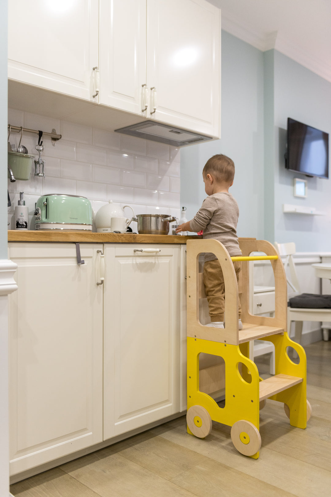 Køkkentrappe / montessori-læringstårn: bord, stol og trappe i ét til barn, gul og naturfarvet