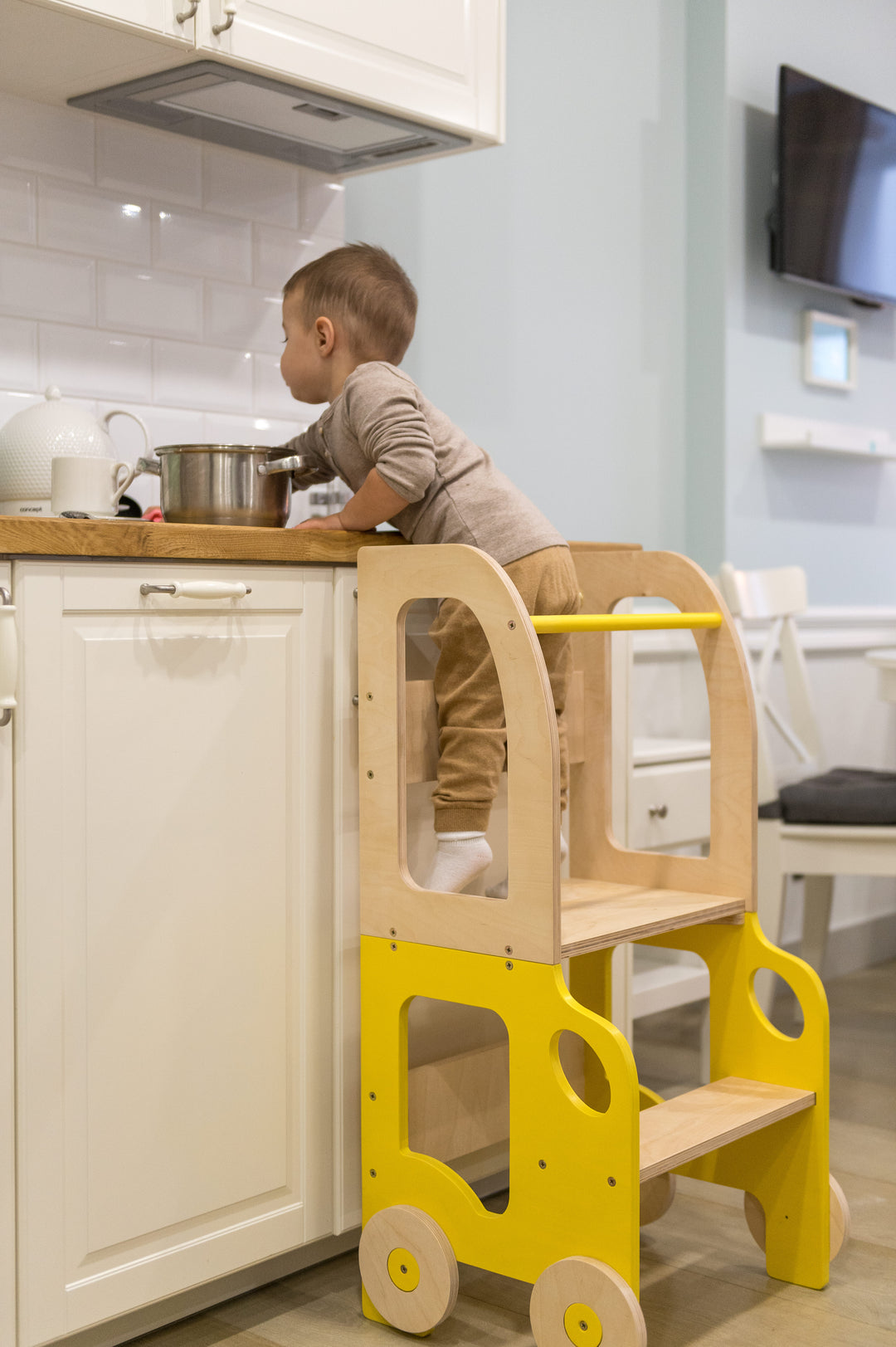 Køkkentrappe / montessori-læringstårn: bord, stol og trappe i ét til barn, gul og naturfarvet