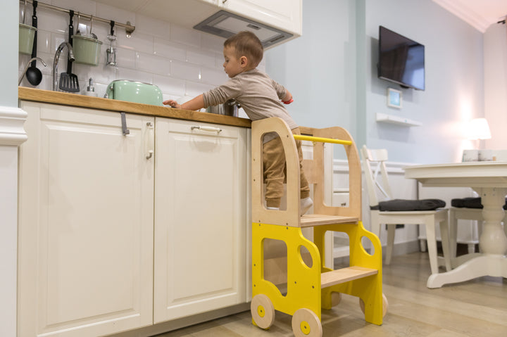 Køkkentrappe / montessori-læringstårn: bord, stol og trappe i ét til barn, gul og naturfarvet