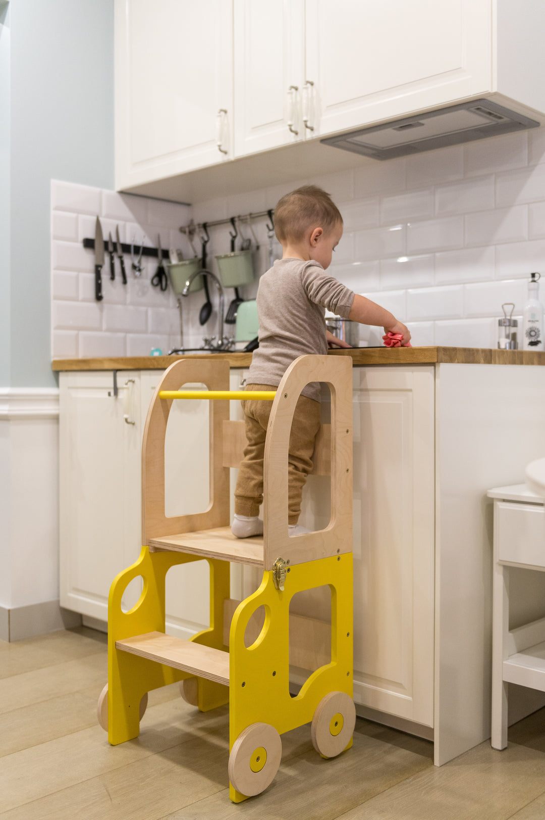 Køkkentrappe / montessori-læringstårn: bord, stol og trappe i ét til barn, gul og naturfarvet