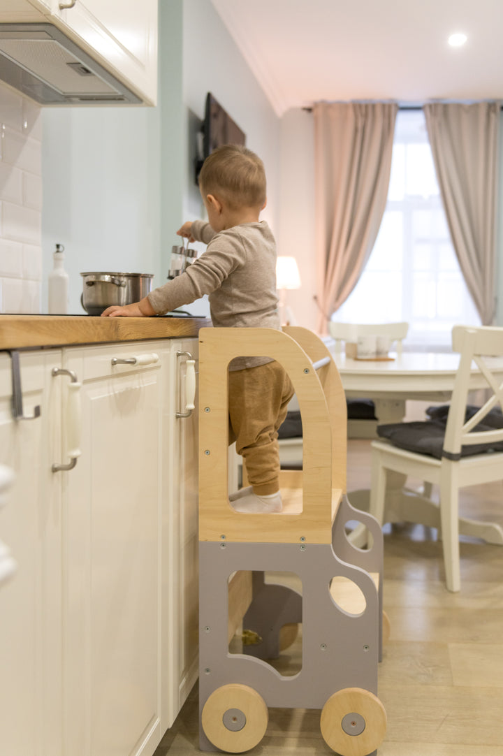 Køkkentrappe / montessori-læringstårn: bord, stol og trappe i ét til barn, grå og naturfarvet