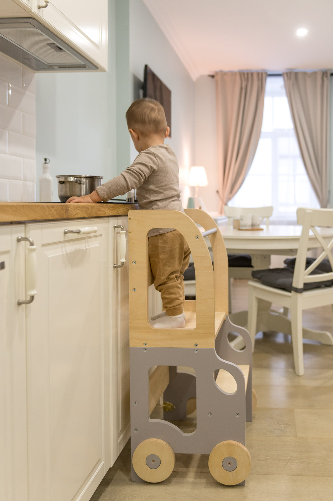 Køkkentrappe / montessori-læringstårn: bord, stol og trappe i ét til barn, grå og naturfarvet