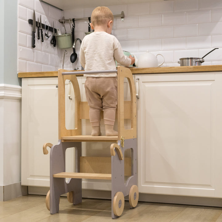 Montessori køkkentrappe til barn, grå og naturfarvet
