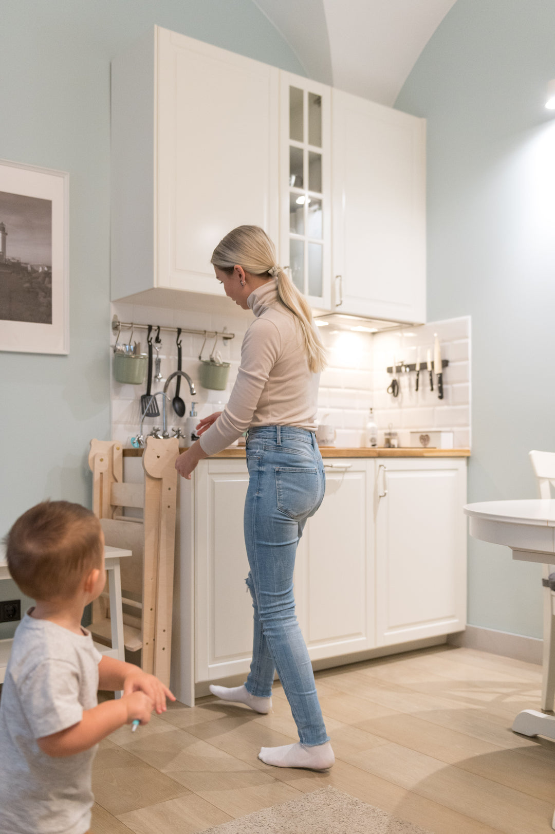 Montessori køkkentrappe til barn, grå og naturfarvet