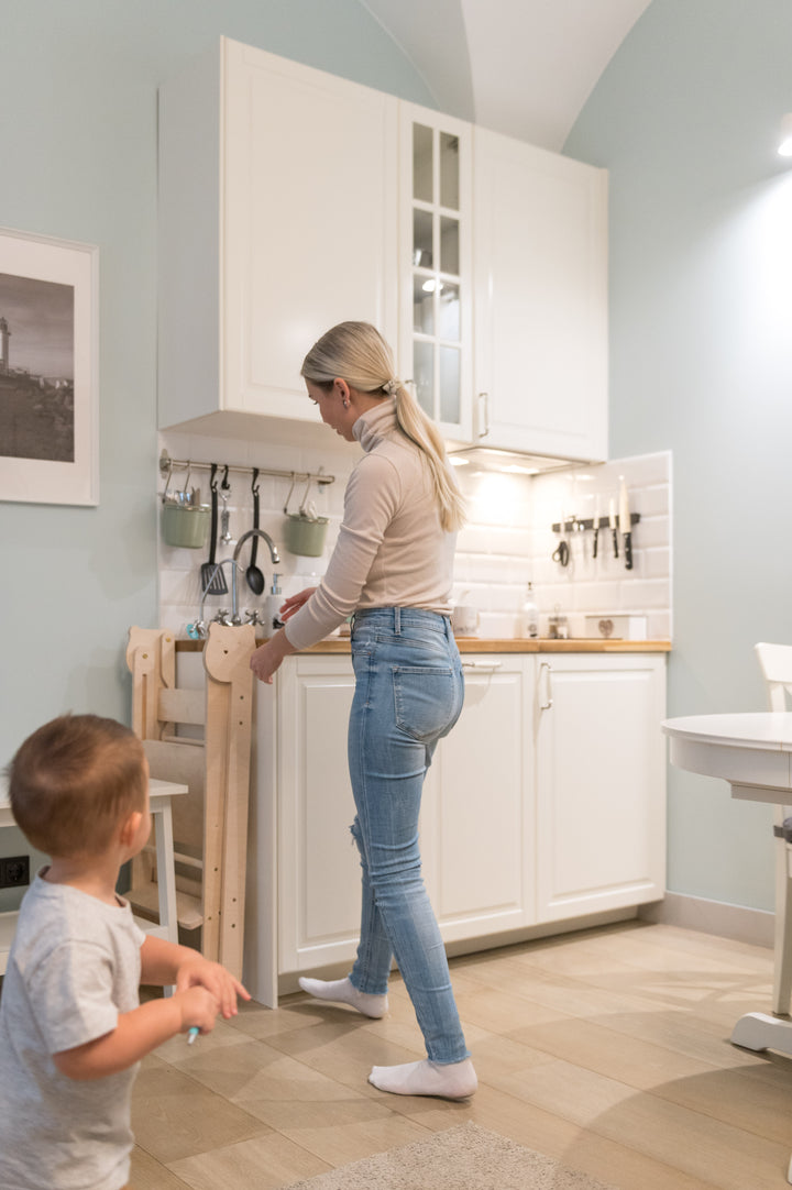 Montessori køkkentrappe til barn, grå og naturfarvet