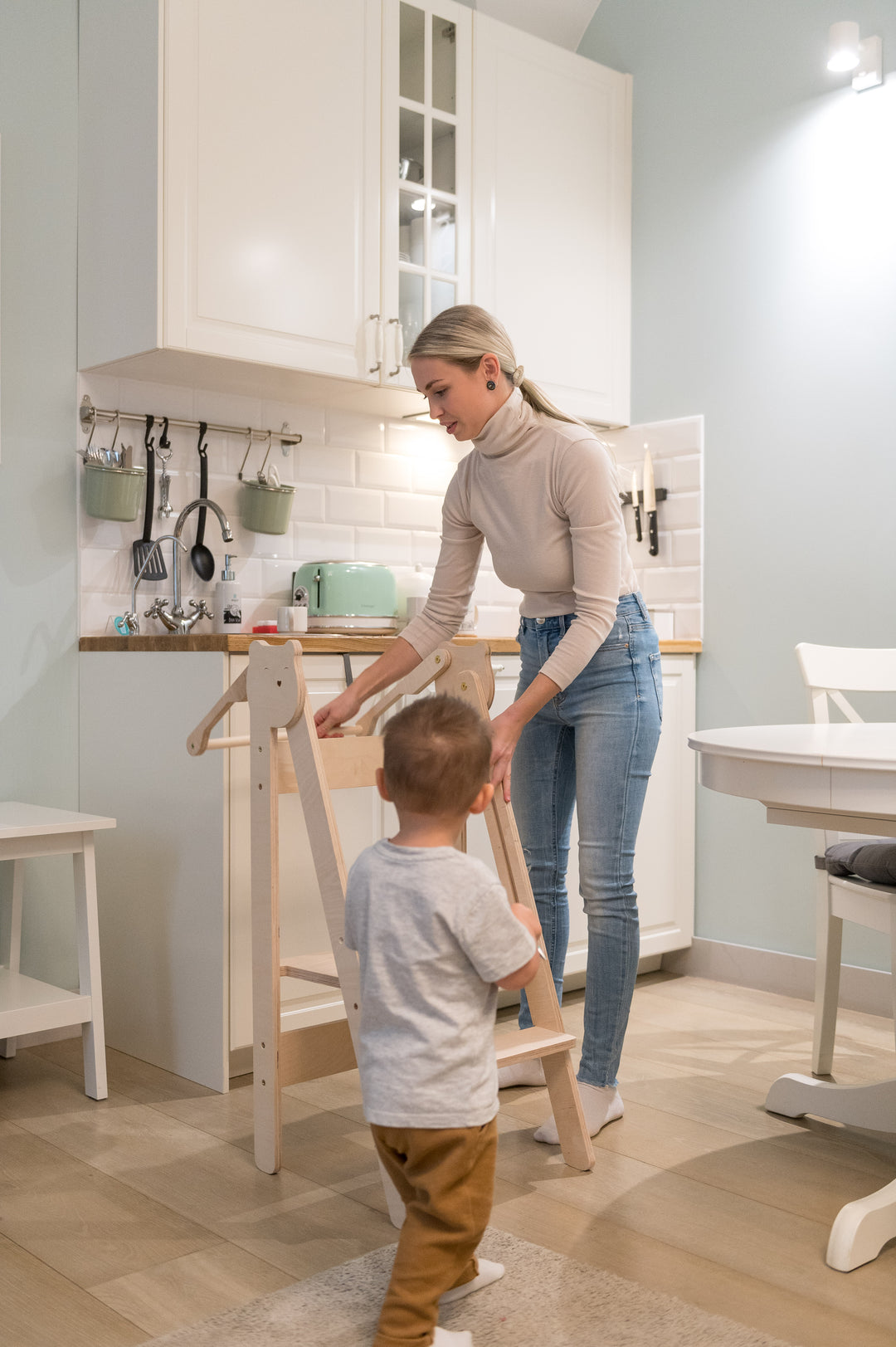 Montessori køkkentrappe til barn, gul og naturfarvet