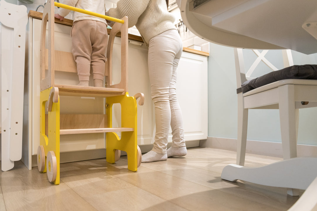 Montessori køkkentrappe til barn, gul og naturfarvet