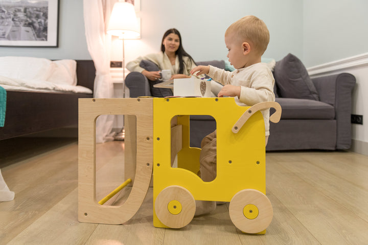 Montessori køkkentrappe til barn, gul og naturfarvet