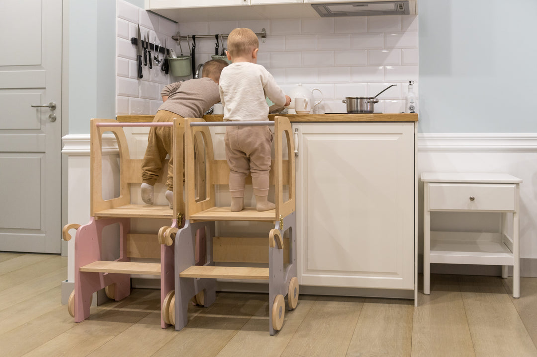 Montessori køkkentrappe til barn, pink og naturfarvet