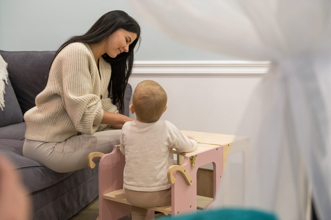 Montessori køkkentrappe til barn, pink og naturfarvet