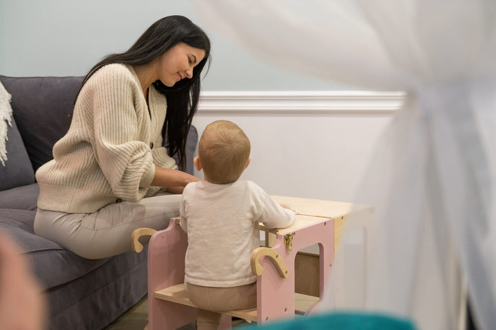 Montessori køkkentrappe til barn, pink og naturfarvet