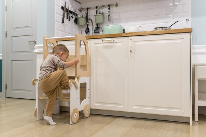 Montessori køkkentrappe til barn, hvid og naturfarvet