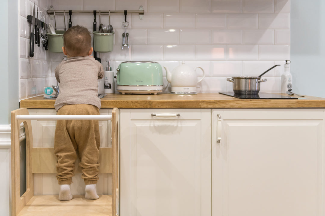 Montessori køkkentrappe til barn, hvid og naturfarvet