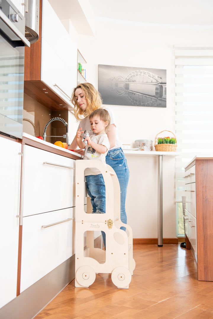 Køkkentrappe / montessori-læringstårn: bord, stol og trappe i ét til barn, naturfarvet lakeret