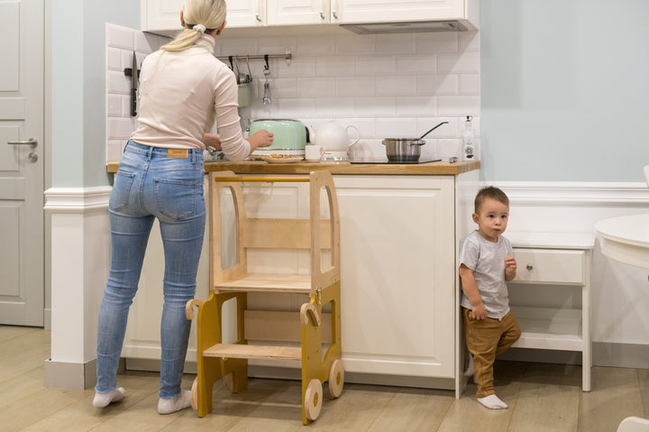 Montessori køkkentrappe til barn, safari-brun og naturfarvet